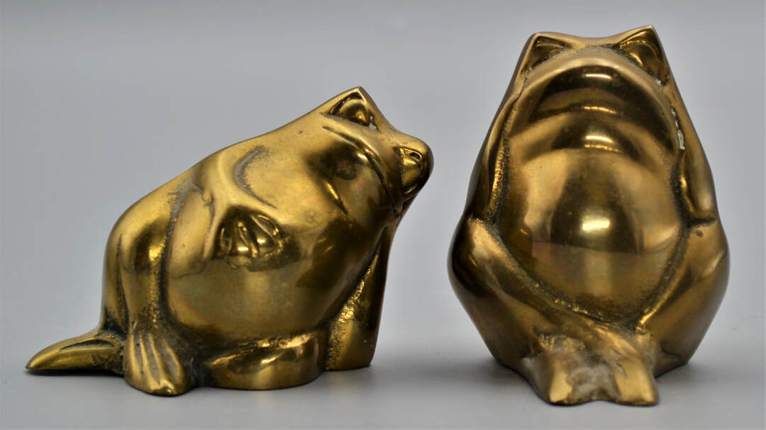 Picture of Brass Frogs by Sampson. Links to Valuables/Antiques Page.