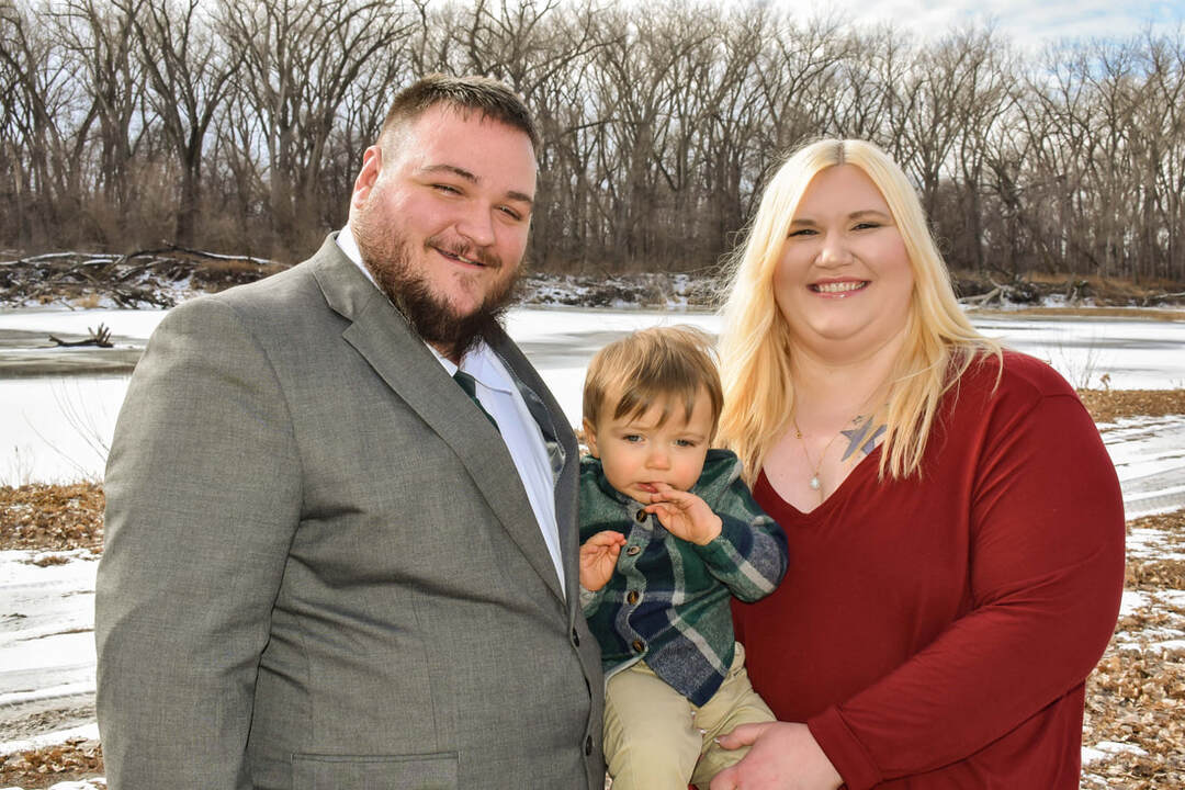 Picture of a couple and their son by Sampson. Links to Family Photography.